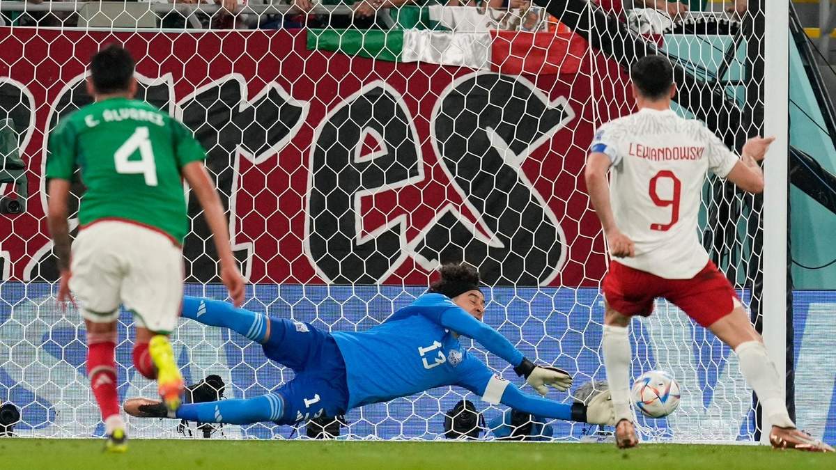 Guillermo Ochoa ataja el penal ejecutado por el polaco Robert Lewandowski en el partido del Grupo C del Mundial