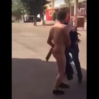 Hombres armados desnudan y golpean a dos jóvenes en Culiacán (Video)