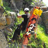 Bomberos Voluntarios de Villa La Angostura se capacitaron en rescates de forma vertical