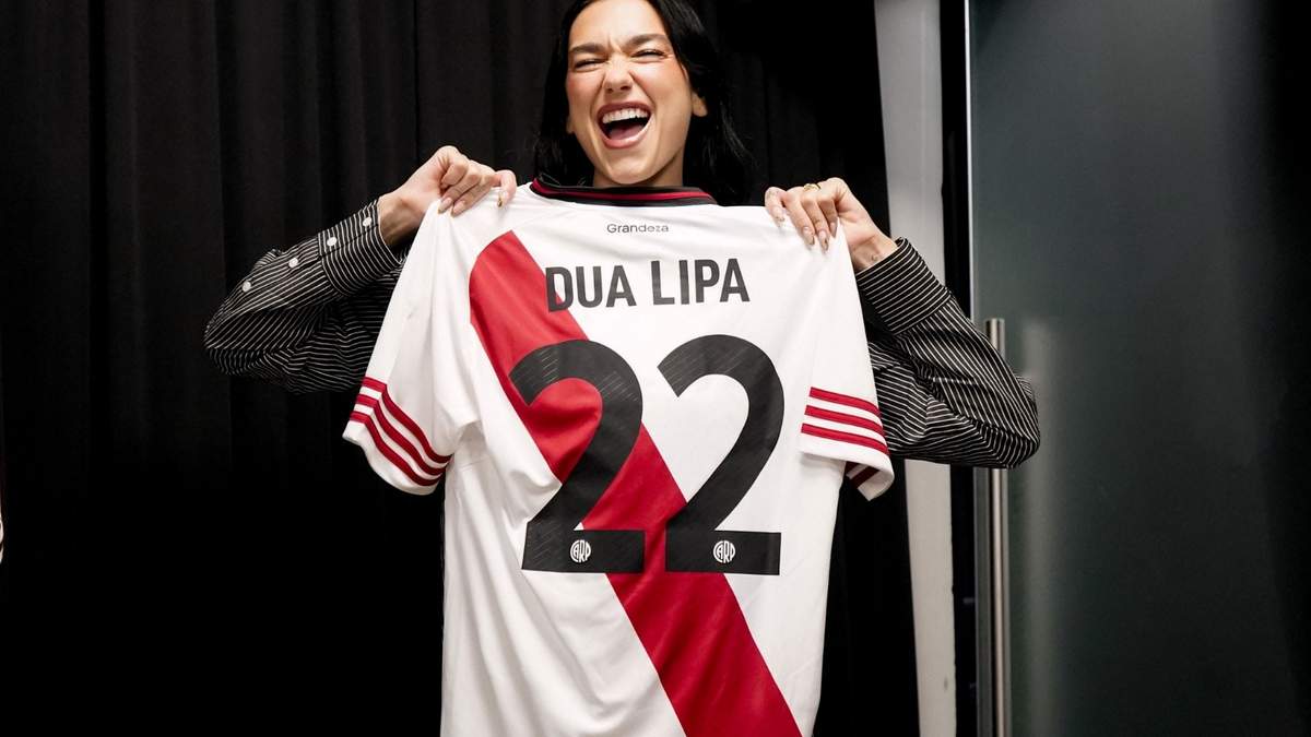 Dua Lipa recibió la camiseta de River el día anterior