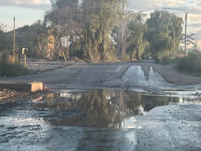 Agua desperdiciada y basura acumulada: la realidad que se repite en  una calle de Luján