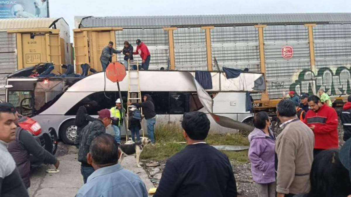 Los pasajeros del autobús resultaron gravemente heridos al ser embestidos por el tren