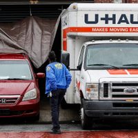 Hallan decenas de cadáveres en camiones de mudanzas en Brooklyn