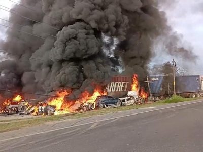 Tráiler choca e incendia 25 vehículos estacionados afuera de la empresa Mexoil