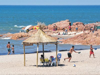 Insólito: un parador cercó con una empalizada una playa de Las Grutas