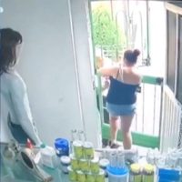 Mujer asalta a adulto mayor y le quita cartera con 3 mil pesos en Monterrey