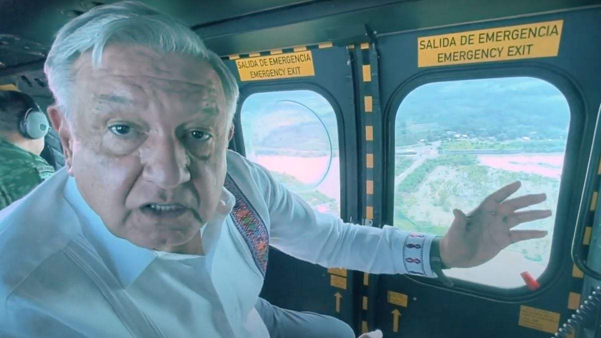 El presidente Andrés Manuel López Obrador durante un sobrevuelo en helicóptero por Tabasco
