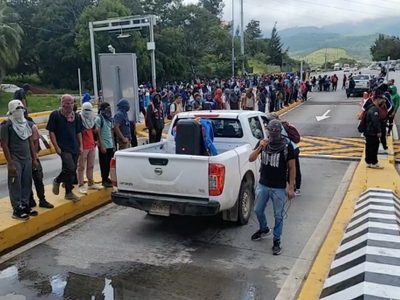 Normalistas de Ayotzinapa toman caseta de la Autopista del Sol y dejan el paso libre