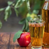 No tires las cáscaras de manzana y hacé este vinagre casero perfecto para tus comidas y para cuidar tu salud