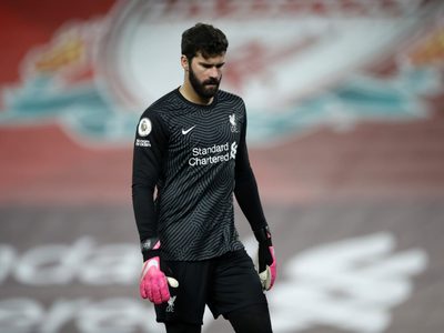 Insólito blooper de Alisson y tremenda victoria del Leicester ante Liverpool