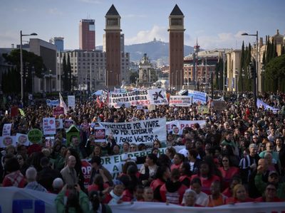 Marchan en España para protestar por la creciente crisis de vivienda