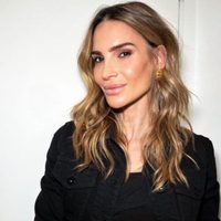 Elegancia monocromática: María Vázquez y su elegido total black para imponerse en otoño