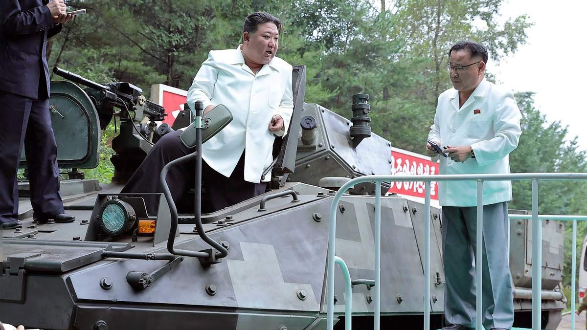 Kim Jong Un sobre un vehículo blindado en una visita a una fábrica militar en Corea del Norte