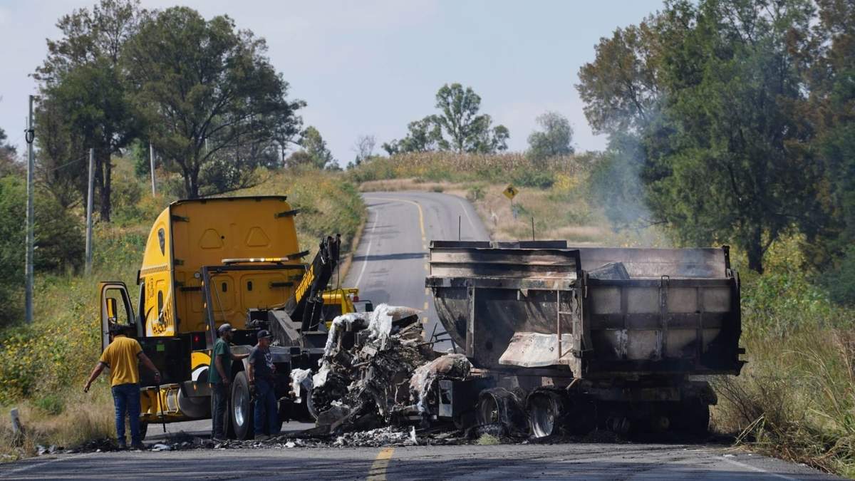 Uno de los bloqueos con vehículos incendiados