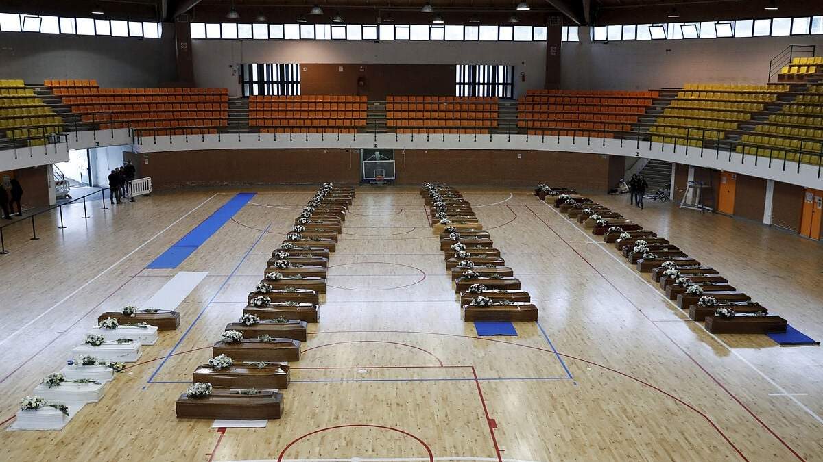 Los ataúdes en el gimnasio