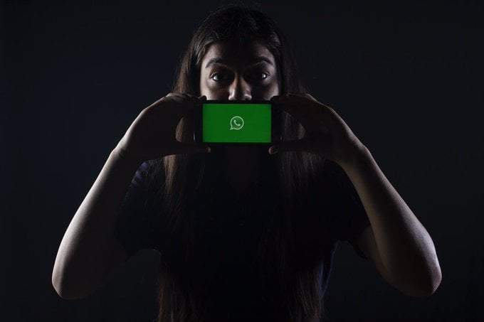 Celular con la aplicación de WhatsApp