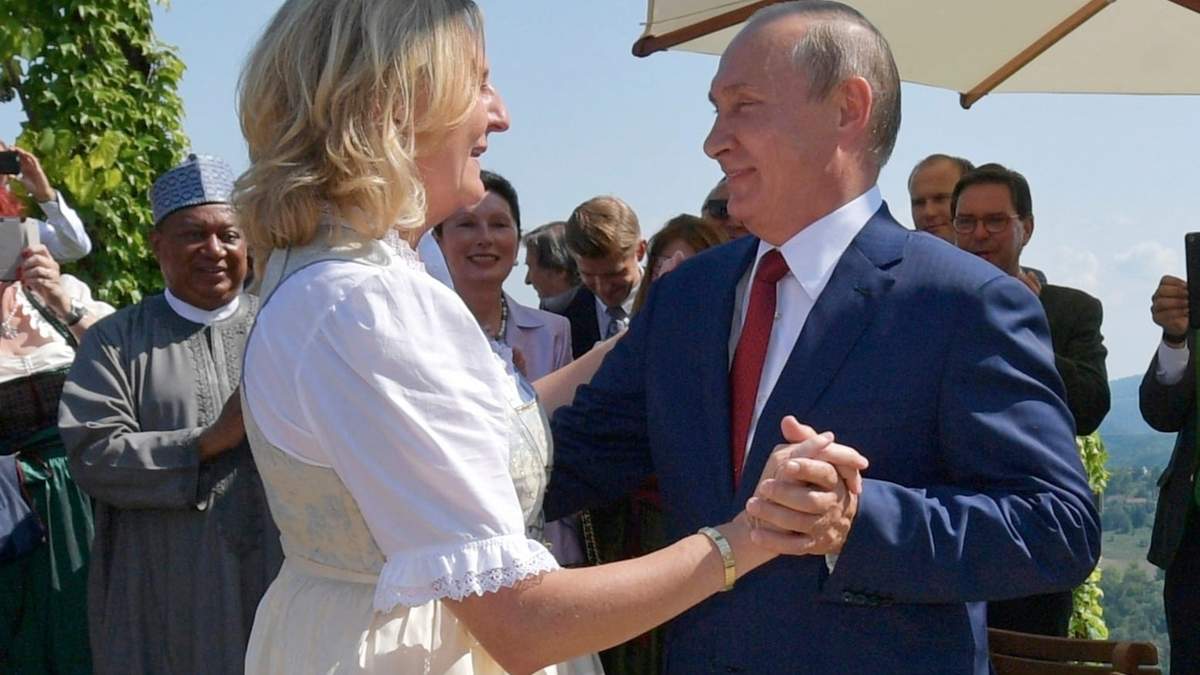 Vladímir Putin baila con la entonces ministra de Relaciones Exteriores de Austria, Karin Kneissl