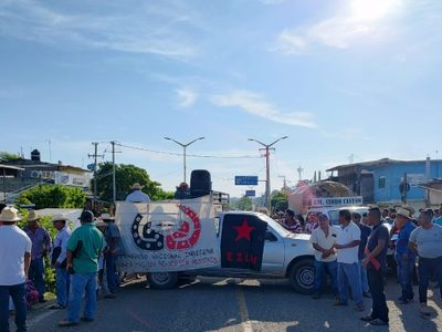 Con bloqueo, habitantes de Costa Chica exigen esclarecimiento del asesinato de Bruno Plácido