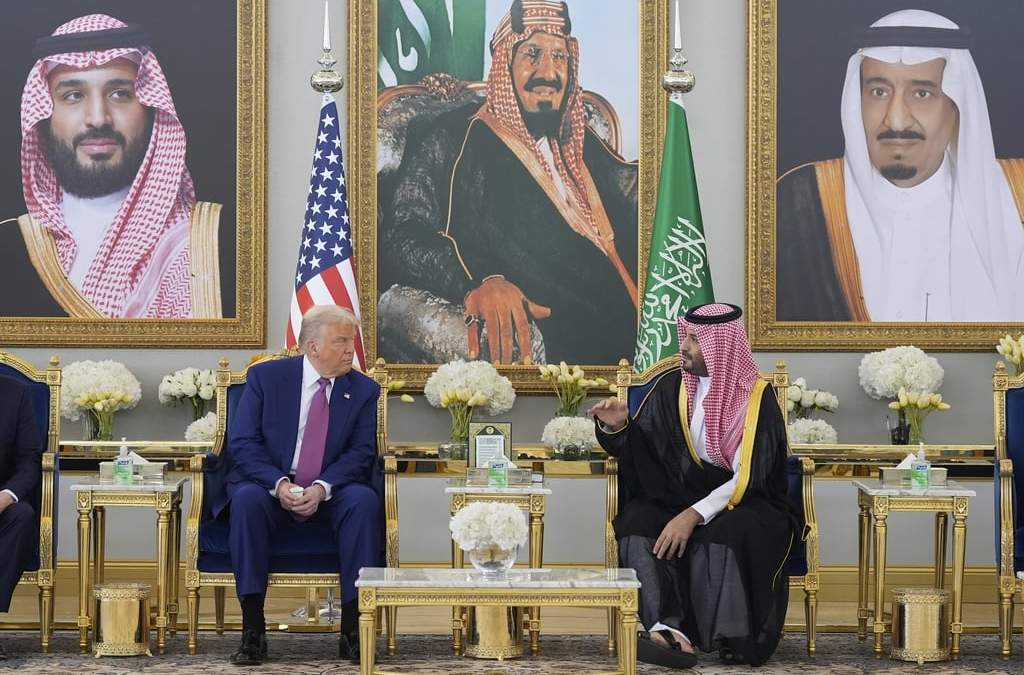 El presidente Donald Trump y el príncipe heredero saudí, Mohammed bin Salman, hablan durante una ceremonia de café en la Terminal Real del Aeropuerto Internacional Rey Khalid en Riad, Arabia Saudita, el martes 13 de mayo de 2025