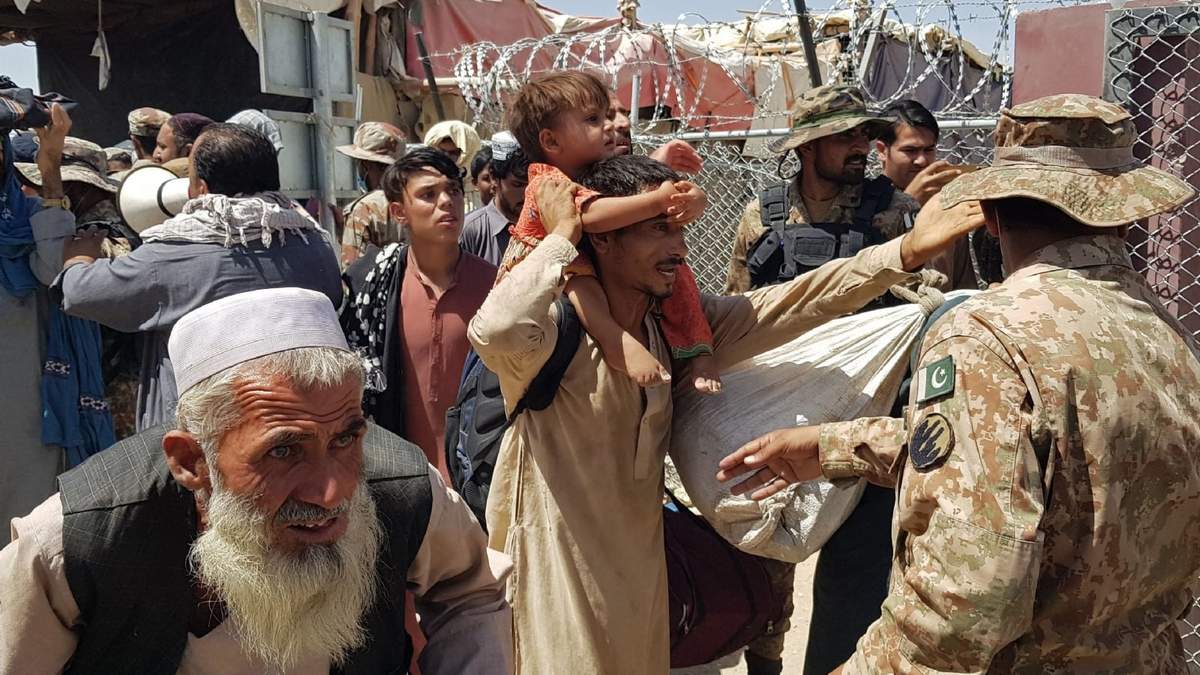 Civiles llegan a las puertas de Kabul para refugiarse. Fuente: (Twitter)