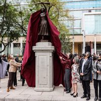 Cuatro esculturas más fueron develadas en el "Paseo de las Heroínas" en Reforma