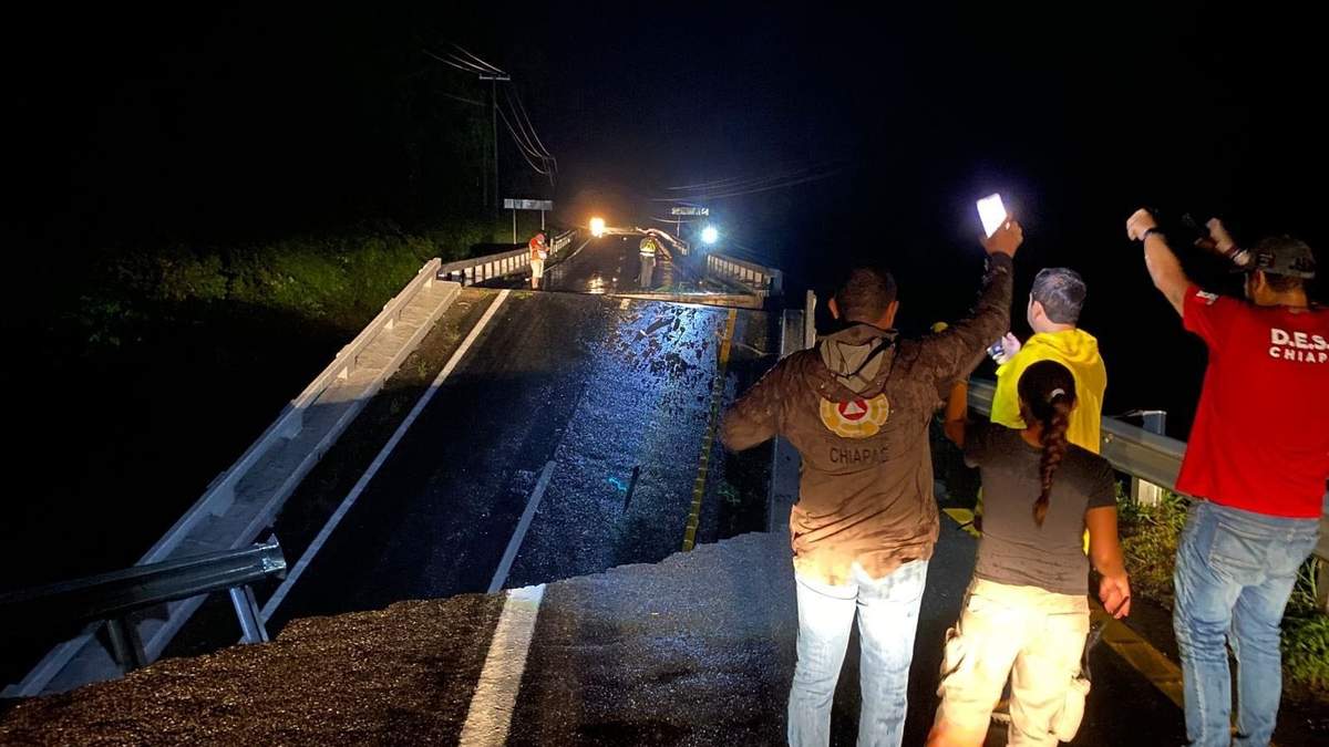 Personal de Protección Civil en el puente destruido