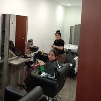 El Senado cuenta con salón de belleza privado; legisladora se aplica un tinte durante Sesión (Video)