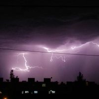Rayos, cortes de luz y calles bajo agua: los videos más impactantes de la tormenta de Neuquén