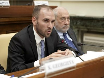 Guzmán anticipó que un grupo de bonistas aceptó la oferta de renegociación