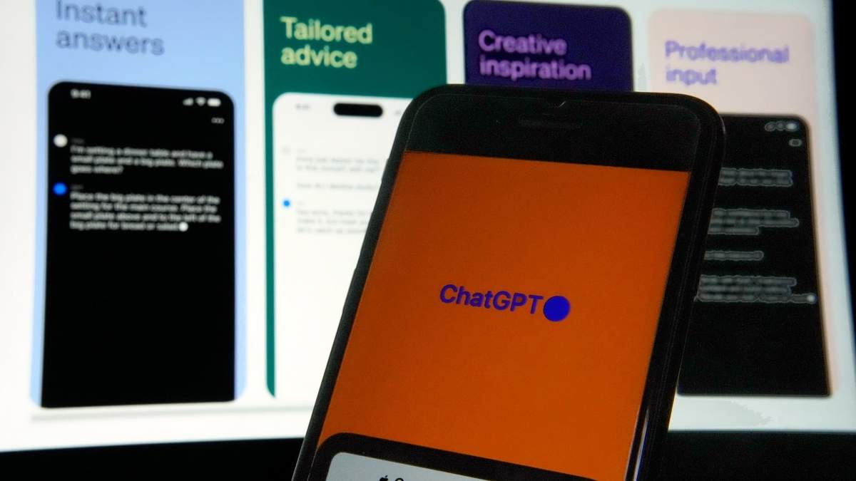 La aplicación ChatGPT de OpenAI se muestra en un iPhone