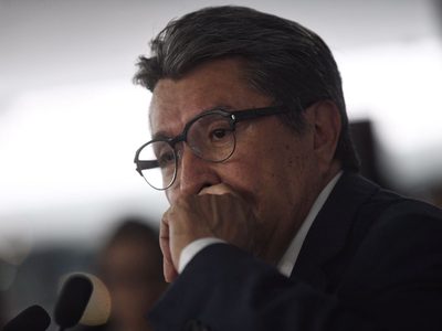 Ricardo Monreal se baja de la contienda por la CDMX