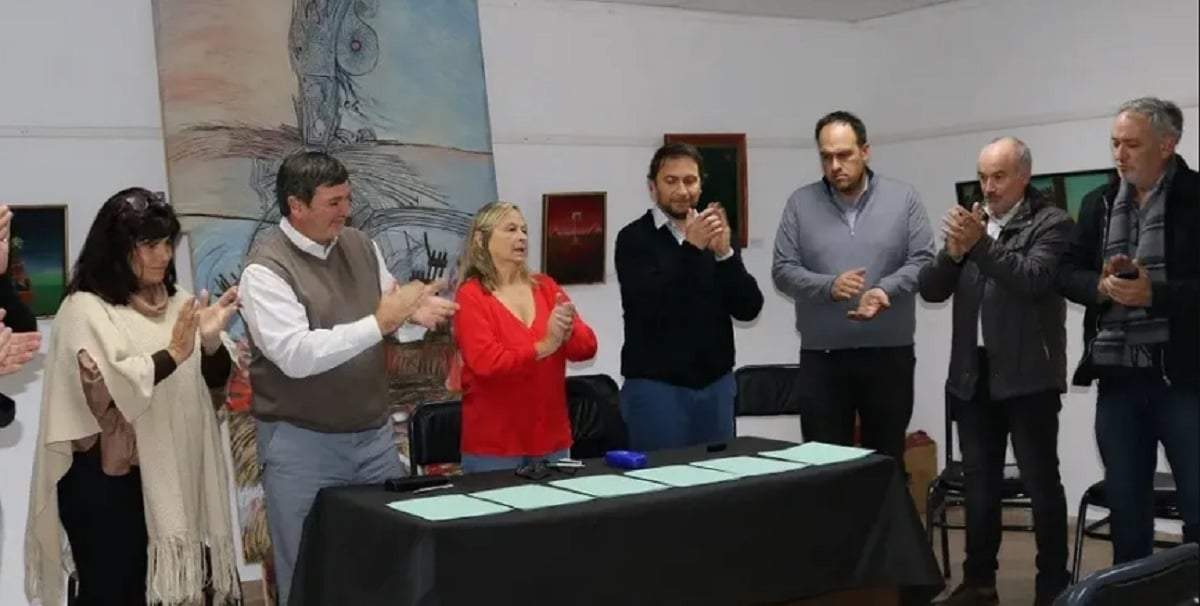 El ministro de Educación y Derechos Humanos de la provincia de Río Negro, Pablo Nuñez, firmó con Unter el reglamento de entrega de créditos contemplados para viviendas para docentes. Foto: (Gobierno).