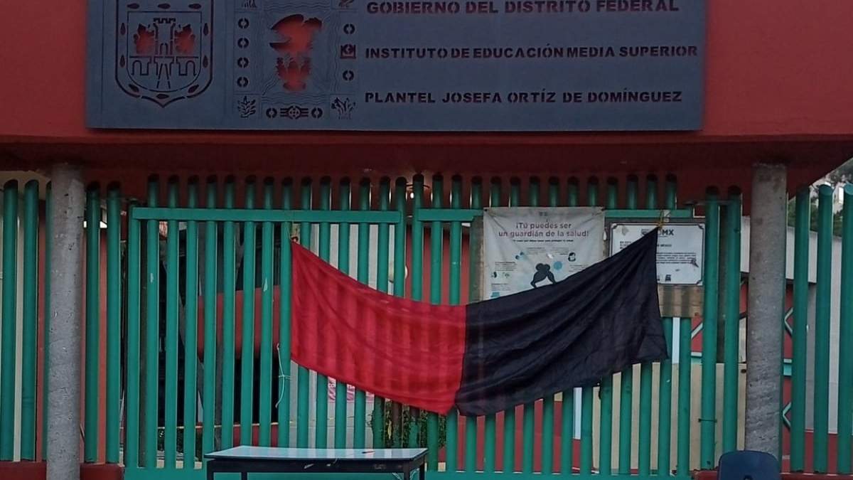 Bandera rojinegra en el IEMS