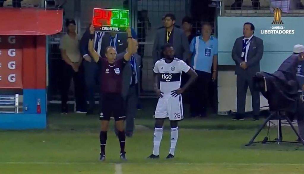 Emmanuel Adebayor. Fuente: (Twitter).