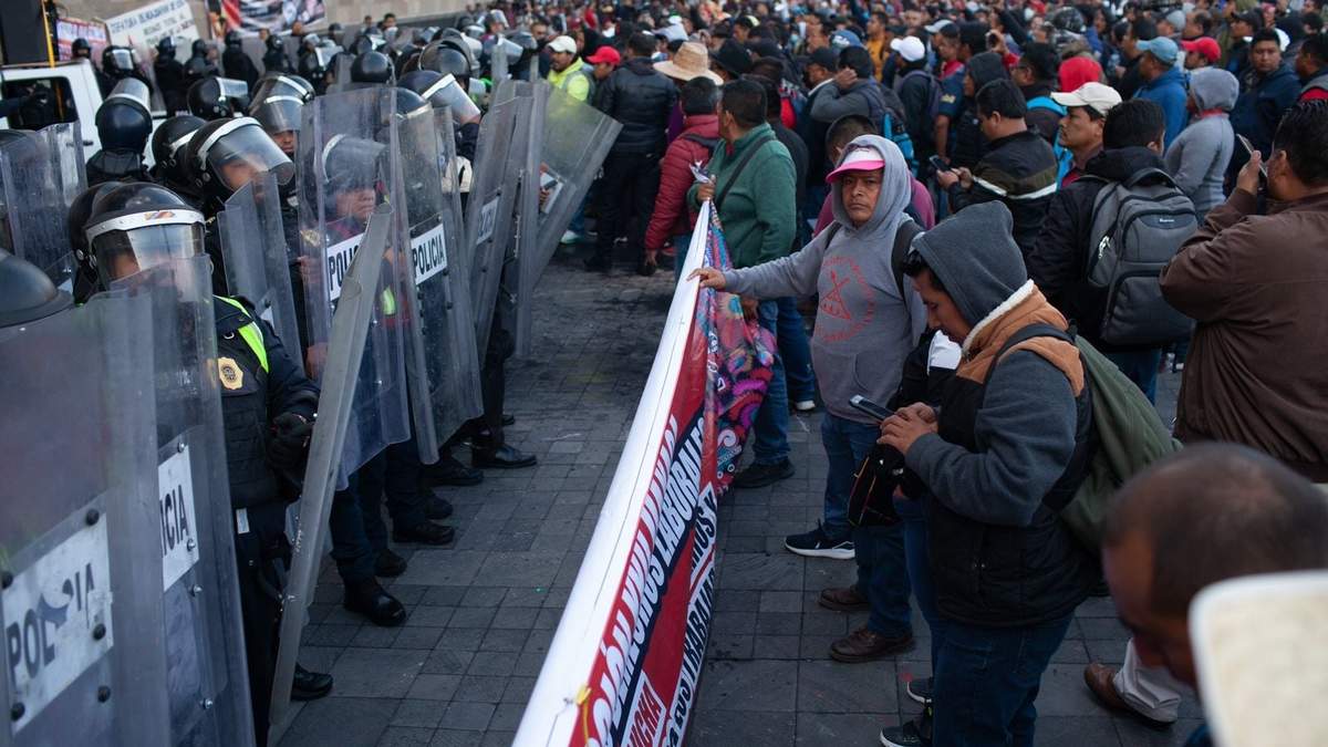Protesta de integrantes de la CNTE frente a Palacio Nacional