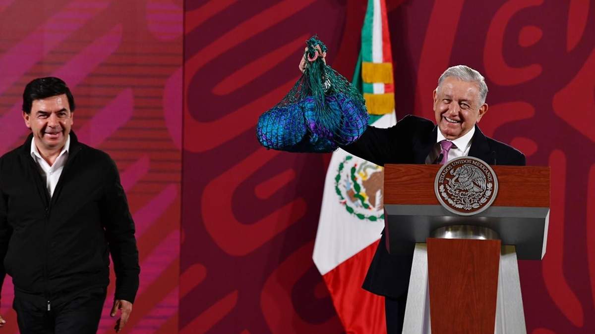 El presidente recibe una hamaca tejida por tres hombres que estuvieron en prisión injustamente