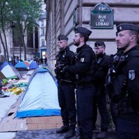 Policía desaloja un campamento migrante cerca del Ayuntamiento de París