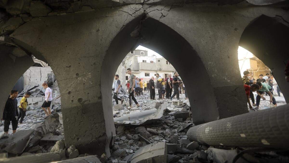 Palestinos inspeccionan los daños en una mezquita destruida tras un ataque israelí en un campo de refugiados en Jan Yunis, en el sur de la Franja de Gaza