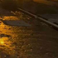 Riego por aspersión... al asfalto: el río que brota de la vereda en la calle Terrada