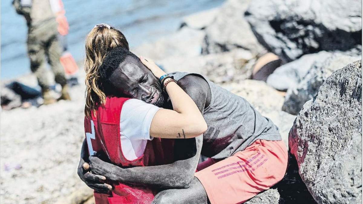 Luna Reyes abraza a migrante