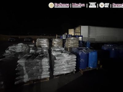 Aseguran tractocamión con más de 13 toneladas y 13 mil 400 litros de precursores químicos en Durango