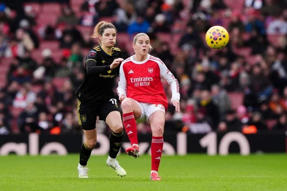 Alessia Russo, del Arsenal, y Dominique Janssen, del Manchester United, disputan el balón durante el partido de la Superliga Femenina entre el Arsenal y el Manchester United, en el Emirates Stadium de Londres, el sábado 10 de enero de 2026.