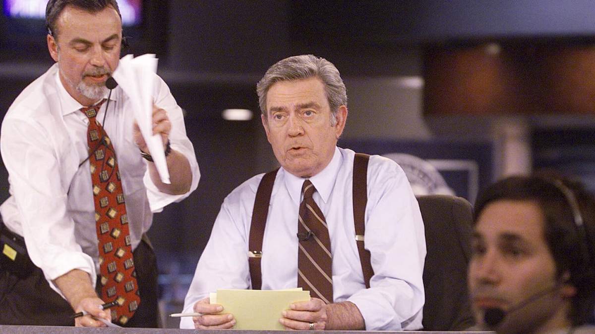 El presentador de CBS News, Dan Rather, lee tarjetas de referencia durante un ensayo general de la cobertura de la noche de las elecciones de 2000 de CBS News el 3 de noviembre de 2000