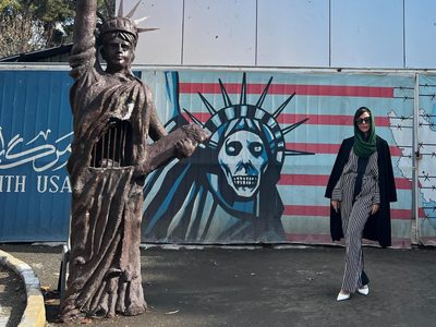 Guerra en Israel: La actriz porno Whitney Wright visita la antigua embajada de EU en Teherán