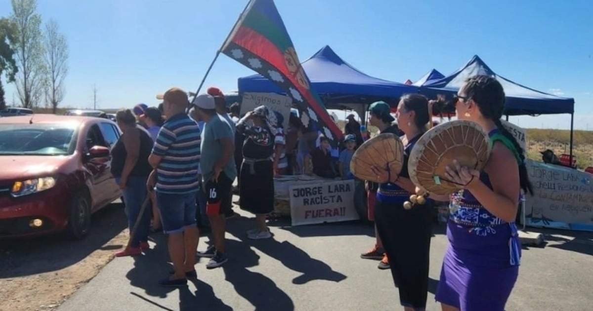 Mapuches de la comunidad Campo Maripe, en el acceso al Club Mari Menuco. Fuente: (Facebook)