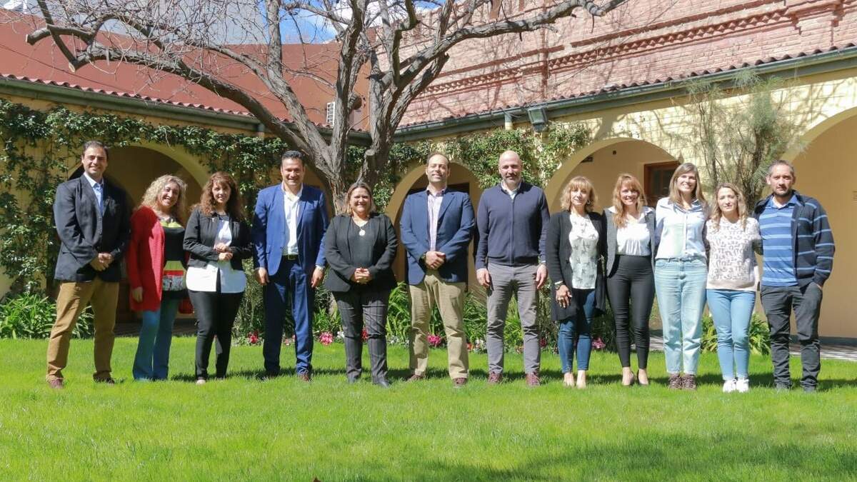 Funcionarios provinciales y representantes de Pluspetrol en la Escuela 266. Fuente: (X)