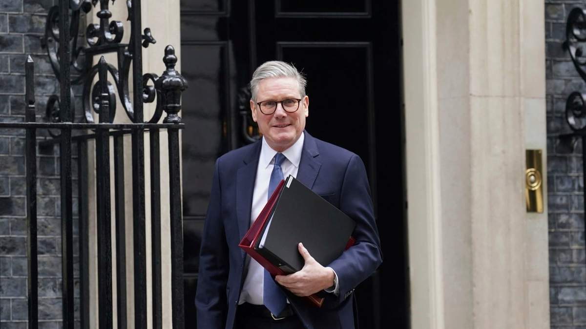 El primer ministro británico Sir Keir Starmer sale de 10 Downing Street para asistir a la sesión seminal de preguntas en el Parlamento, en Londres, Inglaterra, el miércoles 12 de marzo de 2025