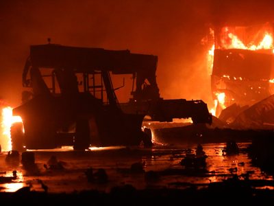 Ya son 49 muertos por explosión en un depósito de contenedores en Bangladesh
