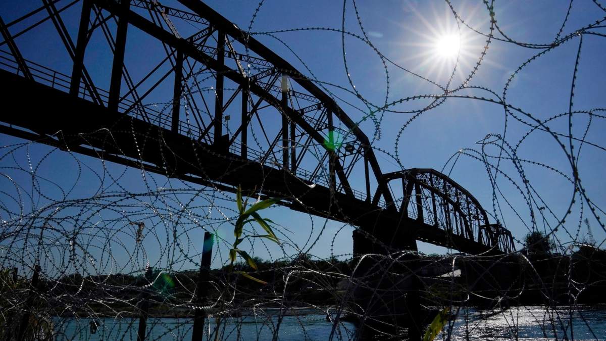 El puente ferroviario internacional Union Pacific se ve detrás de una alambrada, el 22 de septiembre de 2023, en Eagle Pass, Texas