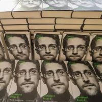 Con dedicatoria a EU, Putin otorga la ciudadanía rusa a Edward Snowden